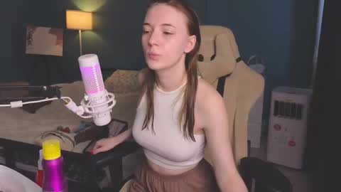 Snapshot of benty_bunny chatting on 09-18-25, 10:28 Alice online show from 09-18-25, 10:28