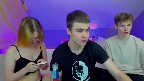 Snapshot of best_trip chatting on 02-17-25, 08:47 Danny and Kira online show from 02-17-25, 08:47