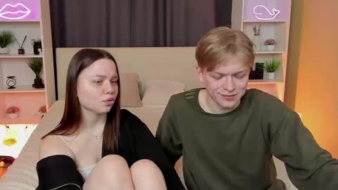 Snapshot of best_trip chatting on 03-01-25, 06:46 Danny and Kira online show from 03-01-25, 06:46
