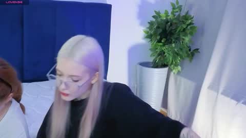 Snapshot of best_trip chatting on 09-23-25, 02:53 Danny and Kira online show from 09-23-25, 02:53