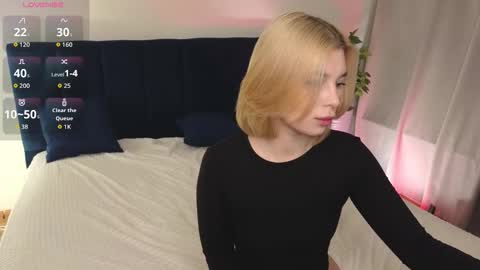 Snapshot of best_trip chatting on 10-13-25, 08:31 Danny and Kira online show from 10-13-25, 08:31