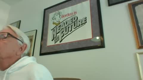 Snapshot of bestshot1951 chatting on 01-22-25, 08:06 bestshot1951 online show from 01-22-25, 08:06