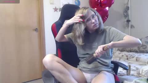 Snapshot of bettyburns chatting on 03-09-25, 05:44 Betty online show from 03-09-25, 05:44