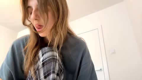 Snapshot of beulahweikert chatting on 06-12-26, 03:22 Lina online show from 06-12-26, 03:22