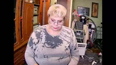 BeverlyQCynia online show from 11-12-25, 08:48