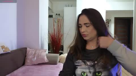   BeyonceDoll       Twitter DollBeyonce    online show from 02-24-26, 08:07