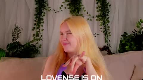 Eliz online show from 10-28-25, 01:53