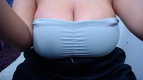 Snapshot of bigg_boobs_xxx chatting on 06-13-26, 03:04 Sunny online show from 06-13-26, 03:04