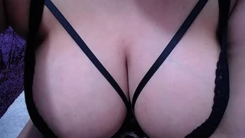 Snapshot of bigg_boobs_xxx chatting on 06-23-26, 01:25 Sunny online show from 06-23-26, 01:25