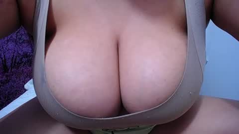 Snapshot of bigg_boobs_xxx chatting on 07-15-26, 01:44 Sunny online show from 07-15-26, 01:44