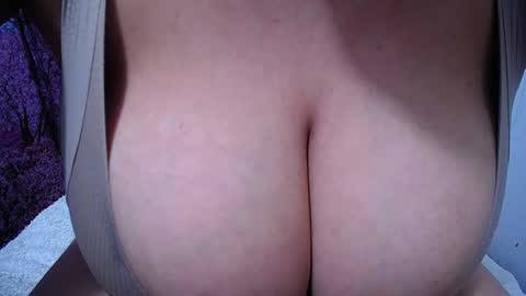 Snapshot of bigg_boobs_xxx chatting on 07-23-26, 01:58 Sunny online show from 07-23-26, 01:58