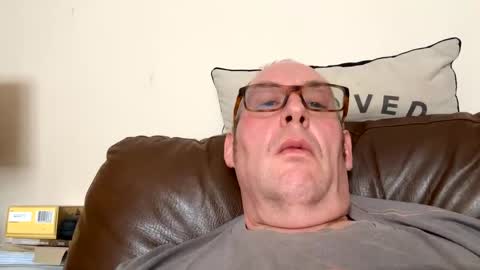 Snapshot of biggloves4bighands chatting on 11-18-25, 12:31 biggloves4bighands online show from 11-18-25, 12:31