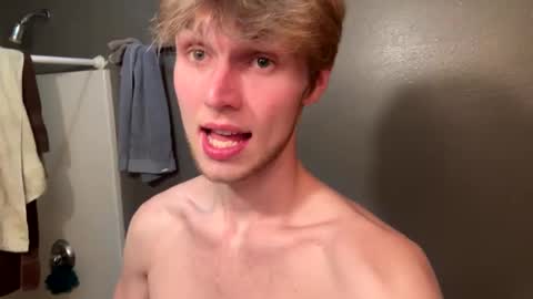 Snapshot of bigskinnyboyshh chatting on 12-16-24, 06:43 bigskinnyboyshh online show from 12-16-24, 06:43