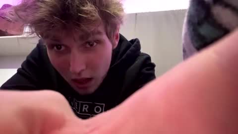 Snapshot of bigskinnyboyshh chatting on 12-18-24, 02:21 bigskinnyboyshh online show from 12-18-24, 02:21