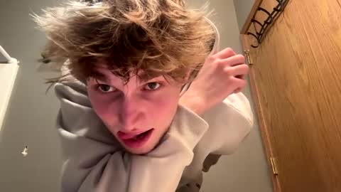 Snapshot of bigskinnyboyshh chatting on 01-08-25, 06:20 bigskinnyboyshh online show from 01-08-25, 06:20