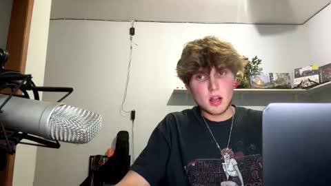 Snapshot of bigskinnyboyshh chatting on 10-17-25, 02:59 bigskinnyboyshh online show from 10-17-25, 02:59