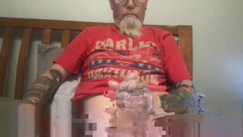 Snapshot of bigwhitedickdaddy69 chatting on 01-07-25, 11:37 Bigwhitedickdaddy and BabyCakes online show from 01-07-25, 11:37