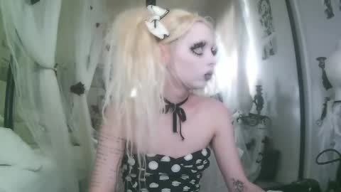 vampire fang  online show from 11-28-25, 07:49