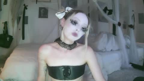 Snapshot of bl0odsyring3 chatting on 06-06-26, 02:16 vampire fang online show from 06-06-26, 02:16