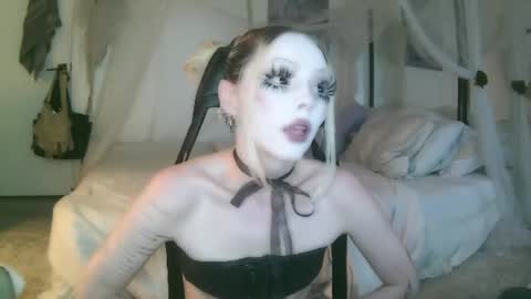 Snapshot of bl0odsyring3 chatting on 06-14-26, 02:46 vampire fang online show from 06-14-26, 02:46