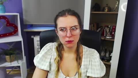 Z O E Y online show from 12-16-24, 09:03