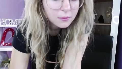 Z O E Y online show from 10-23-25, 05:07