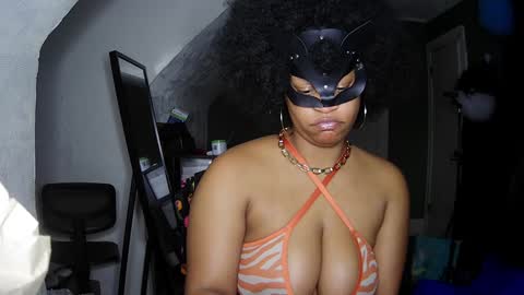 Queen Siren online show from 12-17-24, 05:29