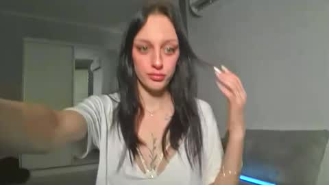 Snapshot of blacky_berry chatting on 10-21-25, 11:22 Ivy online show from 10-21-25, 11:22