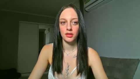 Snapshot of blacky_berry chatting on 10-22-25, 03:51 Ivy online show from 10-22-25, 03:51