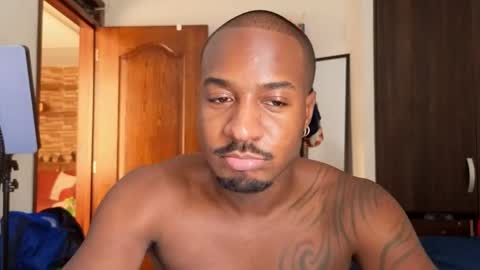 Snapshot of blckexperience chatting on 11-12-25, 06:19 Danny - online show from 11-12-25, 06:19