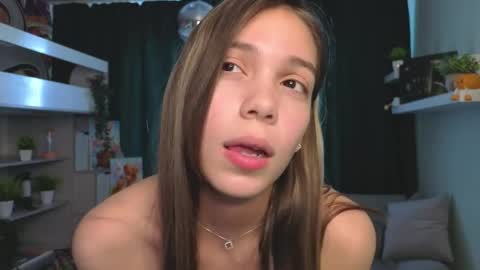 Snapshot of bless_mee chatting on 05-19-26, 01:56 Mia online show from 05-19-26, 01:56
