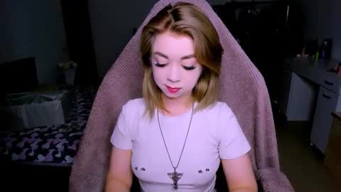 Snapshot of blinkofeyess chatting on 05-16-26, 06:07 Nicole online show from 05-16-26, 06:07