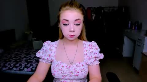 Snapshot of blinkofeyess chatting on 05-31-26, 01:29 Nicole online show from 05-31-26, 01:29