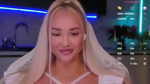 Snapshot of blond_diamond chatting on 05-18-26, 04:07 Lana online show from 05-18-26, 04:07