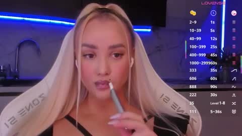 Snapshot of blond_diamond chatting on 06-17-26, 05:10 Lana online show from 06-17-26, 05:10