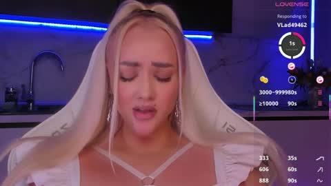 Snapshot of blond_diamond chatting on 06-20-26, 08:00 Lana online show from 06-20-26, 08:00