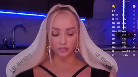 Snapshot of blond_diamond chatting on 06-27-26, 06:46 Lana online show from 06-27-26, 06:46