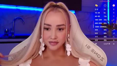 Snapshot of blond_diamond chatting on 07-07-26, 05:28 Lana online show from 07-07-26, 05:28