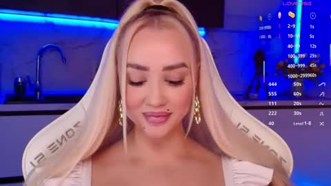 Snapshot of blond_diamond chatting on 07-12-26, 04:20 Lana online show from 07-12-26, 04:20
