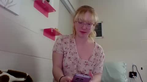 Snapshot of blonde_katie chatting on 01-29-25, 10:11 Katie online show from 01-29-25, 10:11