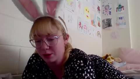 Snapshot of blonde_katie chatting on 04-05-26, 08:28 Katie online show from 04-05-26, 08:28