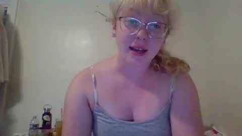 Snapshot of blonde_katie chatting on 07-11-26, 03:26 Katie online show from 07-11-26, 03:26