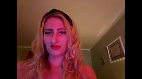 Snapshot of blondebellaaa3 chatting on 12-04-24, 05:22 Gia online show from 12-04-24, 05:22