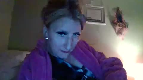 Snapshot of blondebellaaa3 chatting on 12-08-24, 03:32 Gia online show from 12-08-24, 03:32