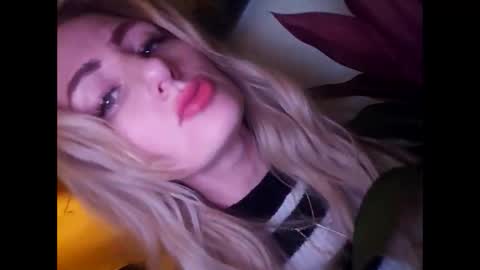 Snapshot of blondebellaaa3 chatting on 12-10-24, 11:08 Gia online show from 12-10-24, 11:08