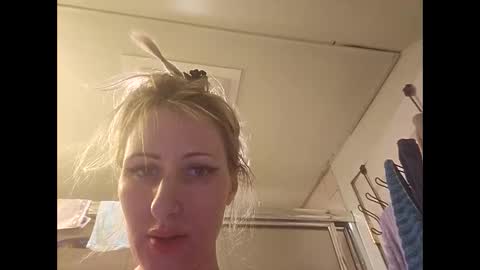 Snapshot of blondebellaaa3 chatting on 01-02-25, 06:12 Gia online show from 01-02-25, 06:12