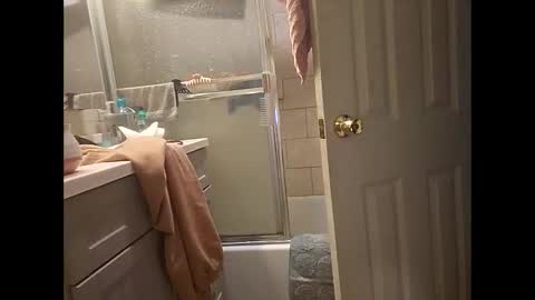 Snapshot of blondebellaaa3 chatting on 01-05-25, 07:17 Gia online show from 01-05-25, 07:17