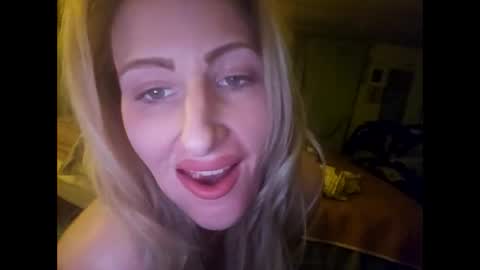 Snapshot of blondebellaaa3 chatting on 01-08-25, 10:58 Gia online show from 01-08-25, 10:58