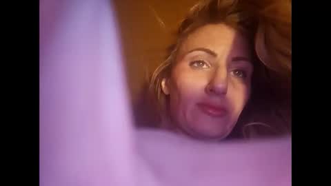 Snapshot of blondebellaaa3 chatting on 01-10-25, 07:00 Gia online show from 01-10-25, 07:00