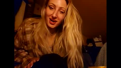 Snapshot of blondebellaaa3 chatting on 01-18-25, 03:53 Gia online show from 01-18-25, 03:53
